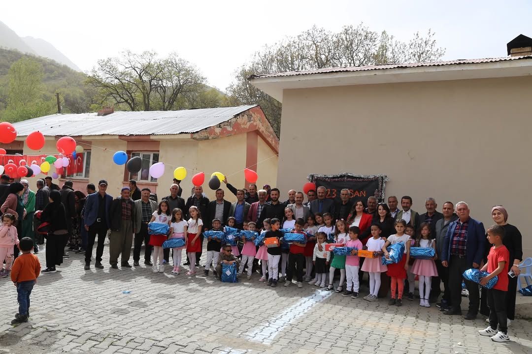 Bağlarbaşı Mahallemizin Derebaşı İlköğretim Okulu’nun düzenlediği 23 Nisan Ulusal Egemenlik ve Çocuk Bayramı programına katılmanın mutluluğunu yaşadık