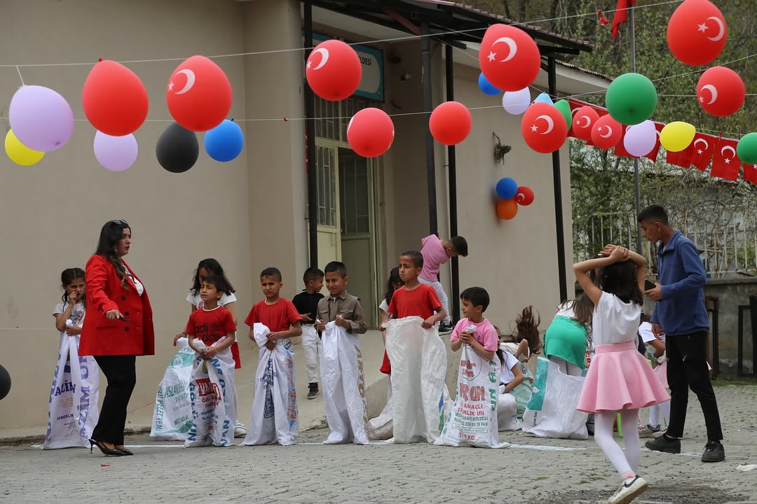 Bağlarbaşı Mahallemizin Derebaşı İlköğretim Okulu’nun düzenlediği 23 Nisan Ulusal Egemenlik ve Çocuk Bayramı programına katılmanın mutluluğunu yaşadık