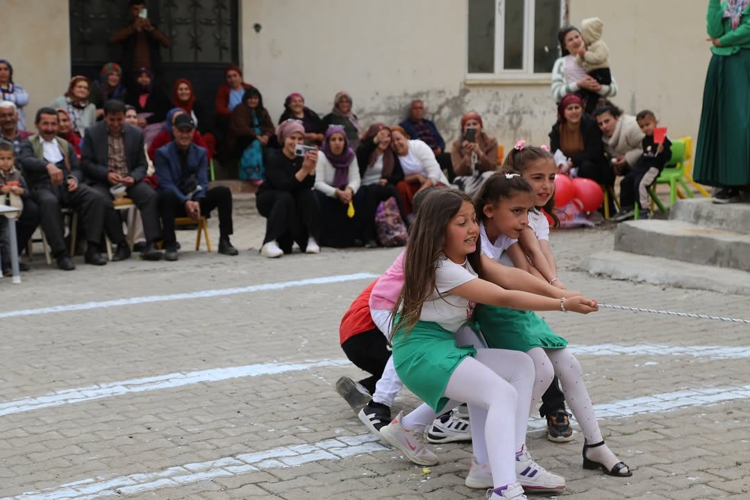 Bağlarbaşı Mahallemizin Derebaşı İlköğretim Okulu’nun düzenlediği 23 Nisan Ulusal Egemenlik ve Çocuk Bayramı programına katılmanın mutluluğunu yaşadık