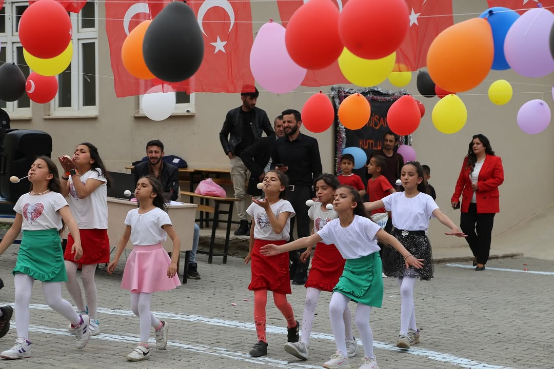 Bağlarbaşı Mahallemizin Derebaşı İlköğretim Okulu’nun düzenlediği 23 Nisan Ulusal Egemenlik ve Çocuk Bayramı programına katılmanın mutluluğunu yaşadık