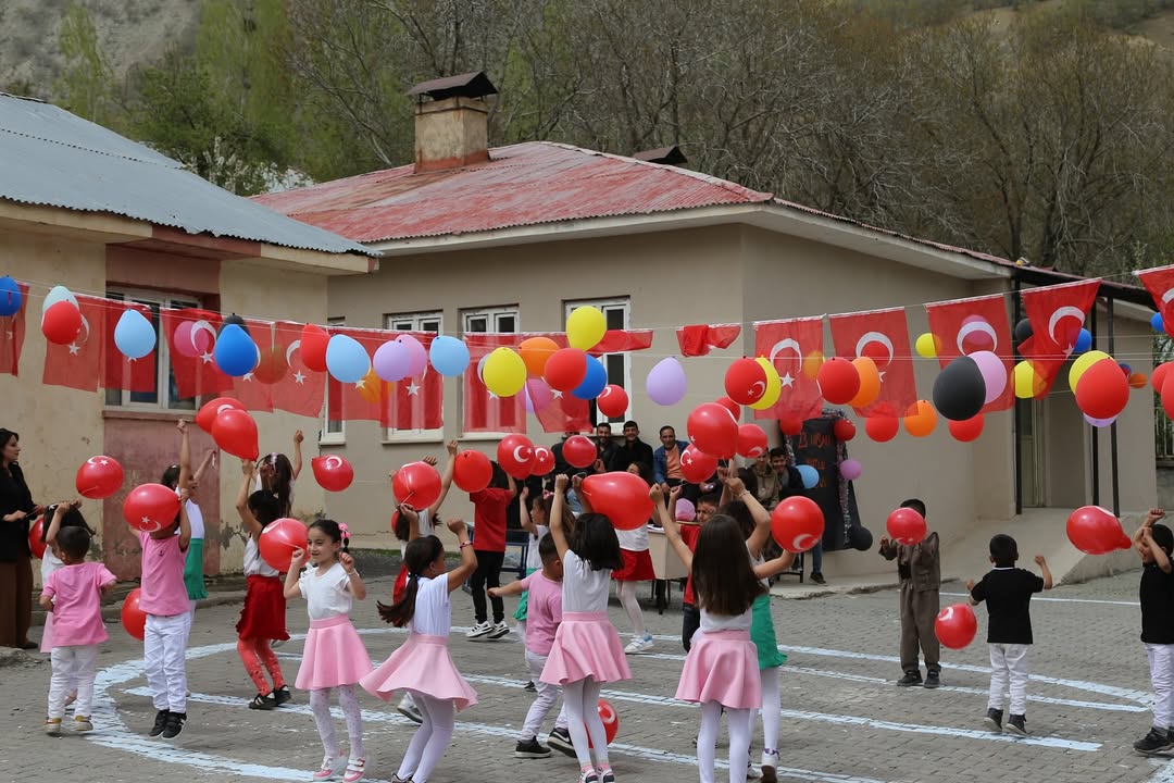 Bağlarbaşı Mahallemizin Derebaşı İlköğretim Okulu’nun düzenlediği 23 Nisan Ulusal Egemenlik ve Çocuk Bayramı programına katılmanın mutluluğunu yaşadık