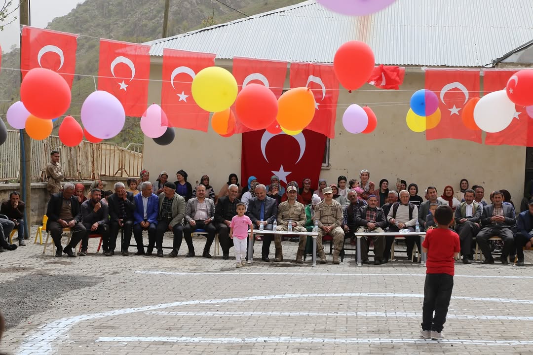 Bağlarbaşı Mahallemizin Derebaşı İlköğretim Okulu’nun düzenlediği 23 Nisan Ulusal Egemenlik ve Çocuk Bayramı programına katılmanın mutluluğunu yaşadık